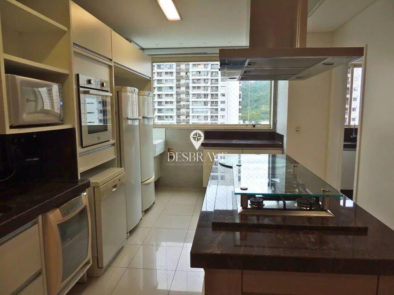 Apartamento de 3 quartos com 2 suítes e 230 m² em Itajaí