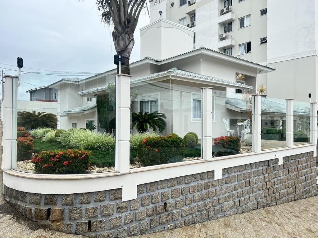 Casa de 3 quartos com 2 suítes e 241 m² em Barreiros, São José