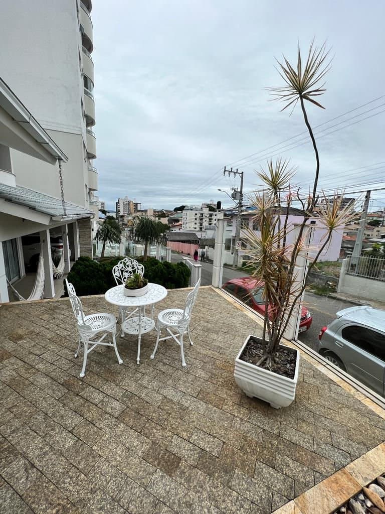 Casa de 3 quartos com 2 suítes e 241 m² em Barreiros, São José