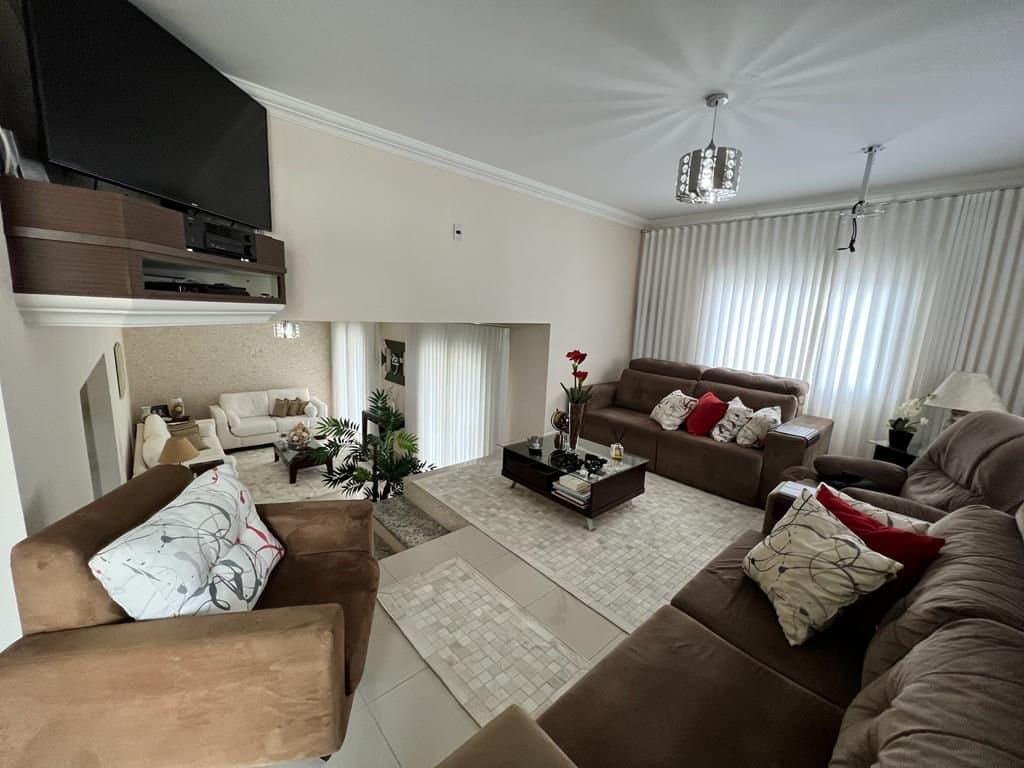 Casa de 3 quartos com 2 suítes e 241 m² em Barreiros, São José