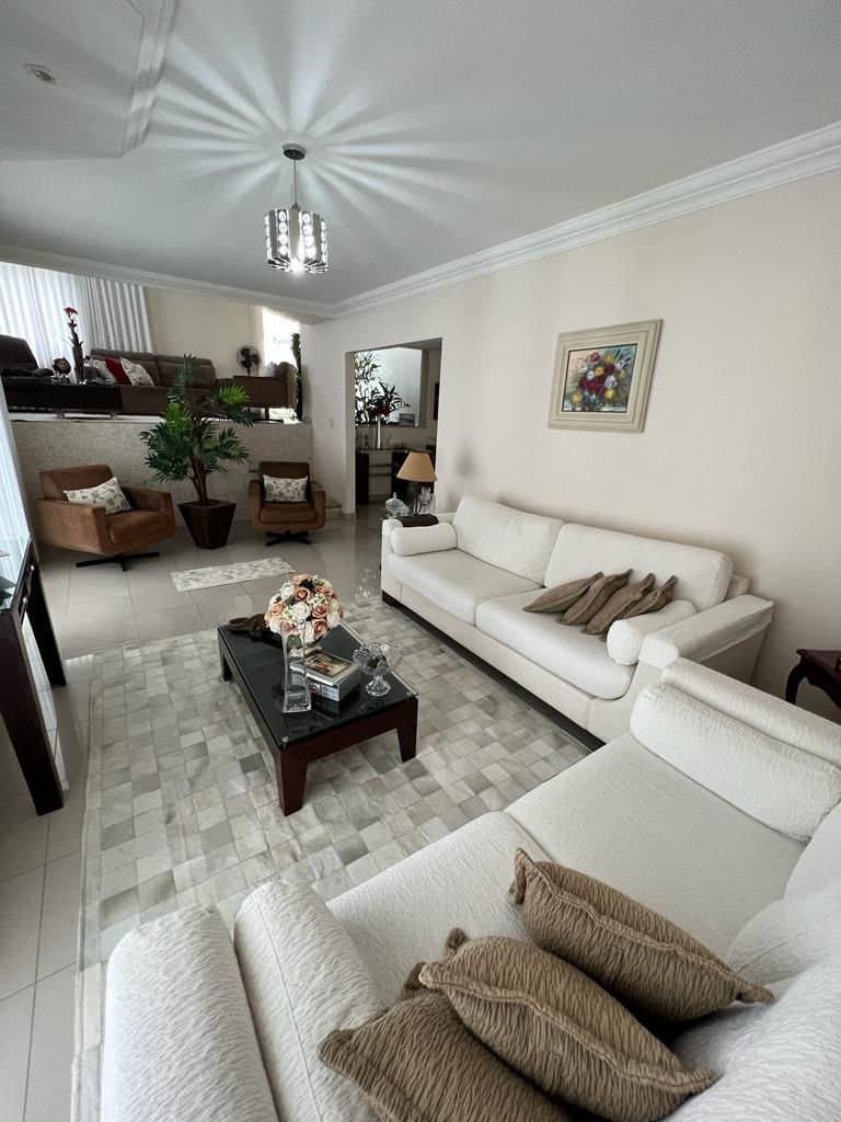 Casa de 3 quartos com 2 suítes e 241 m² em Barreiros, São José