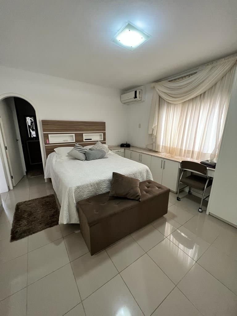 Casa de 3 quartos com 2 suítes e 241 m² em Barreiros, São José