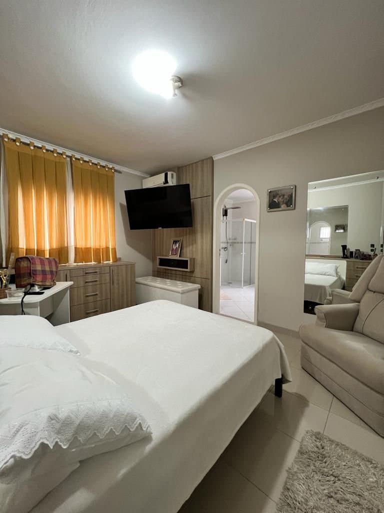 Casa de 3 quartos com 2 suítes e 241 m² em Barreiros, São José