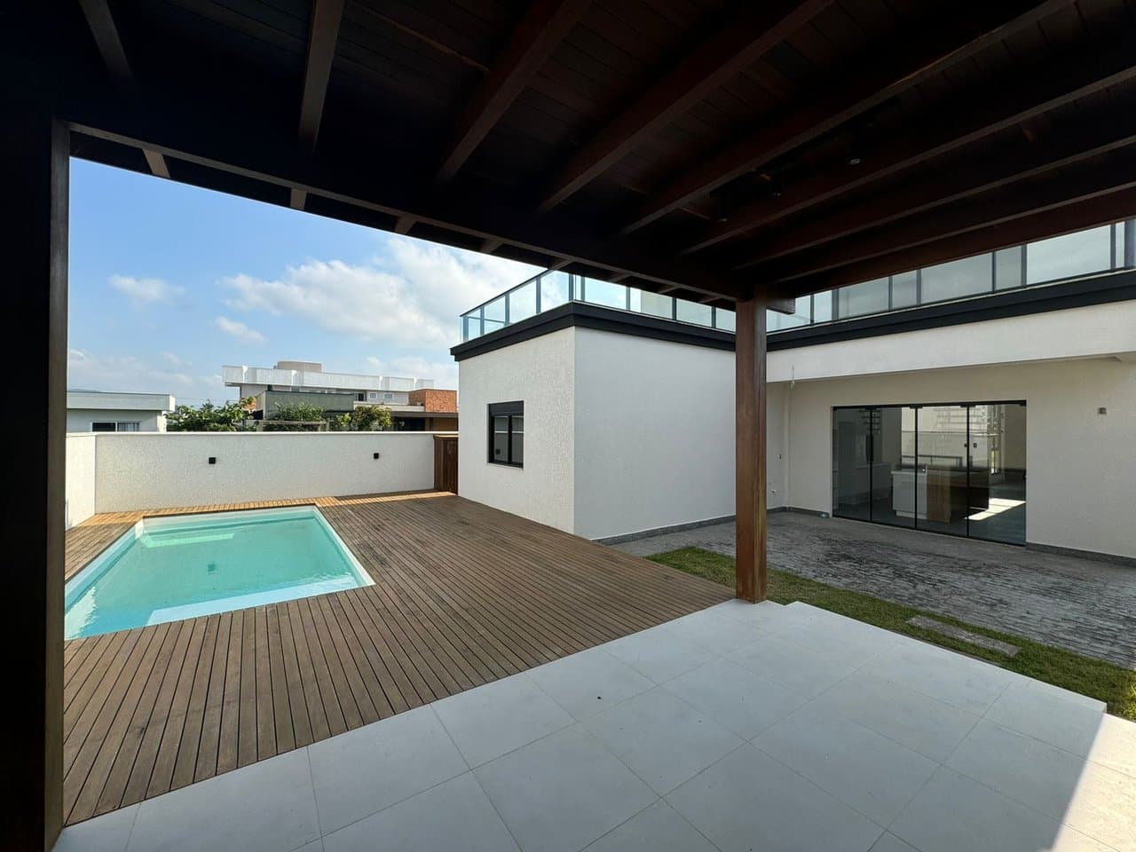 Casa de 4 quartos com 1 suíte e 225 m² em Camboriú
