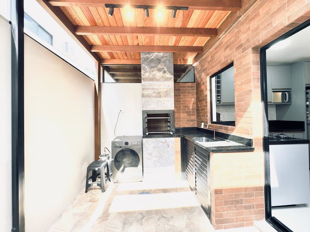 Casa de 2 quartos com 2 suítes e 68 m² em Camboriú
