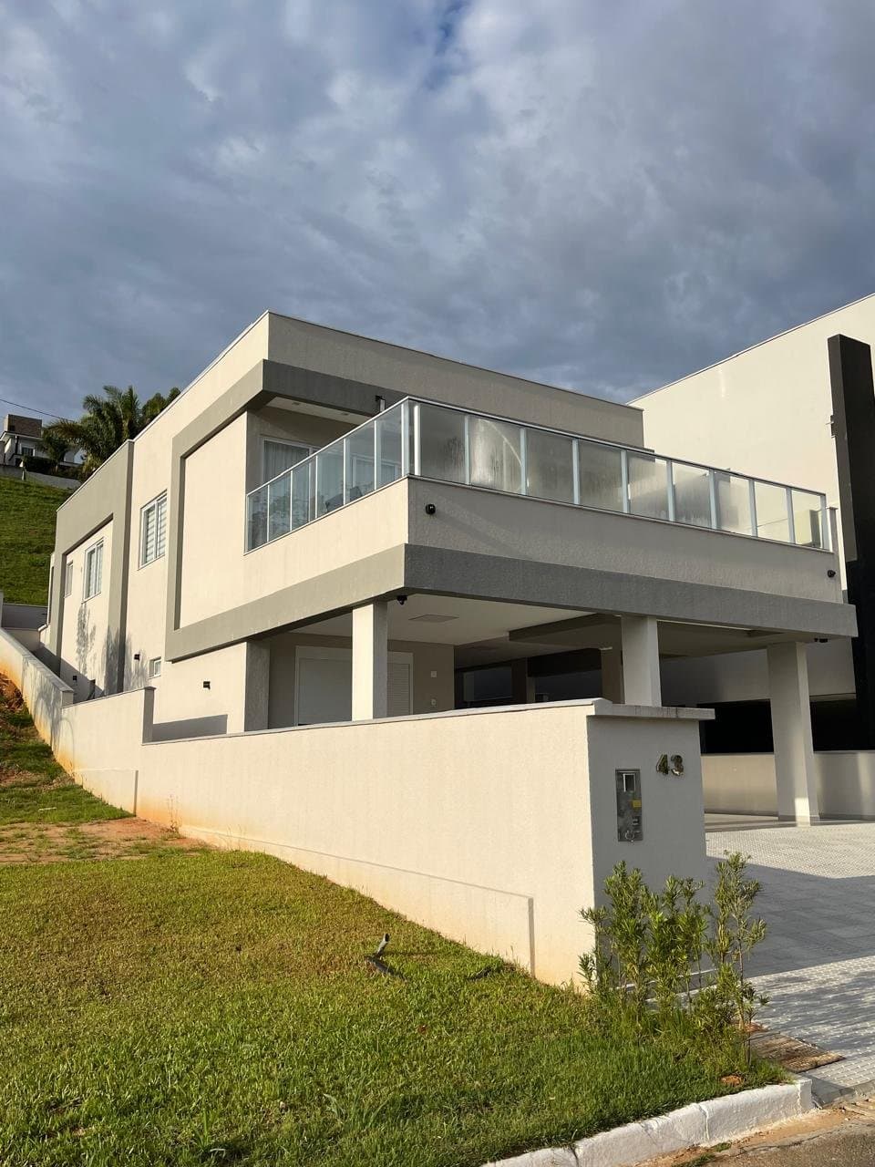 Casa de 3 quartos com 3 suítes e 402 m² em Camboriú