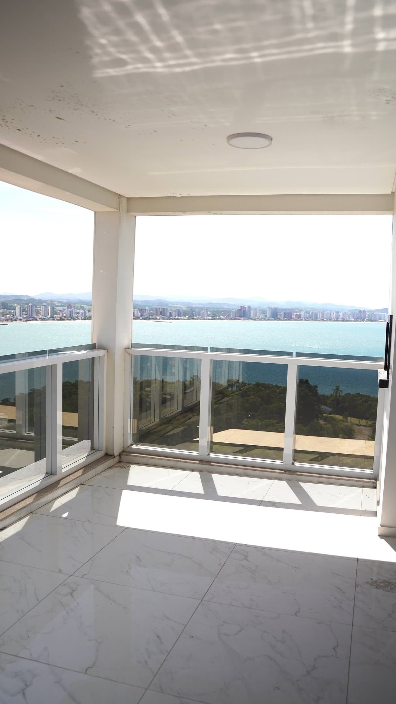 Apartamento de 4 quartos com 4 suítes e 258 m² em Penha