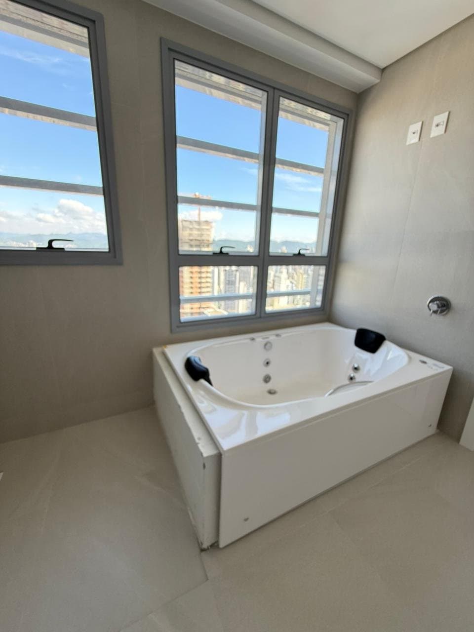 Apartamento de 4 quartos com 4 suítes e 171 m² em Bal. Camboriú