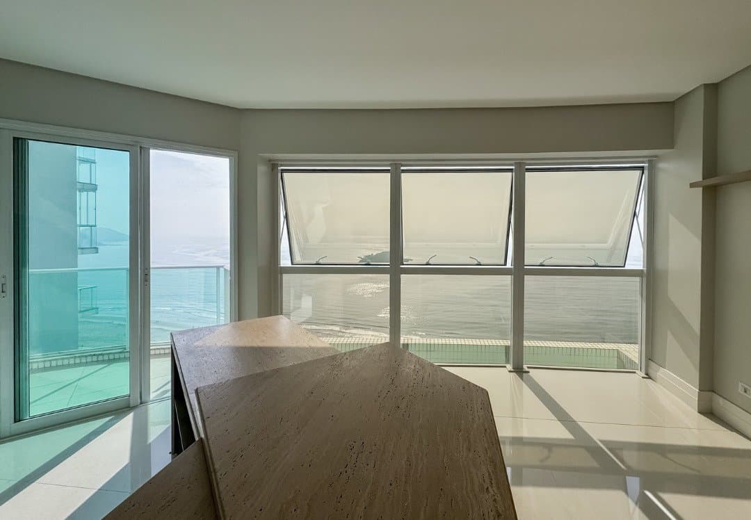 Apartamento de 3 quartos com 3 suítes e 186 m² em Bal. Camboriú