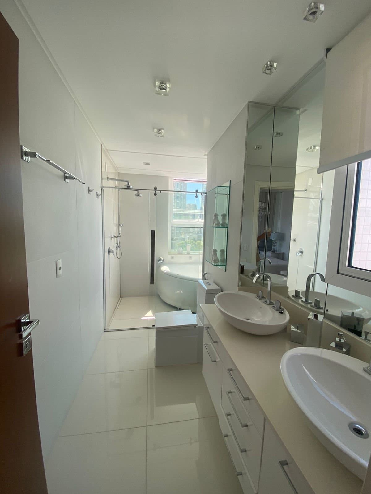Apartamento de 4 quartos com 4 suítes e 220 m² em Bal. Camboriú