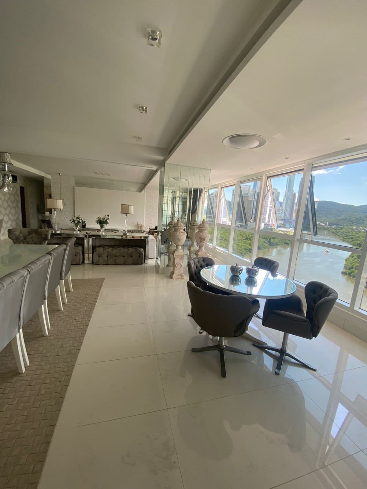Apartamento de 4 quartos com 4 suítes e 220 m² em Bal. Camboriú