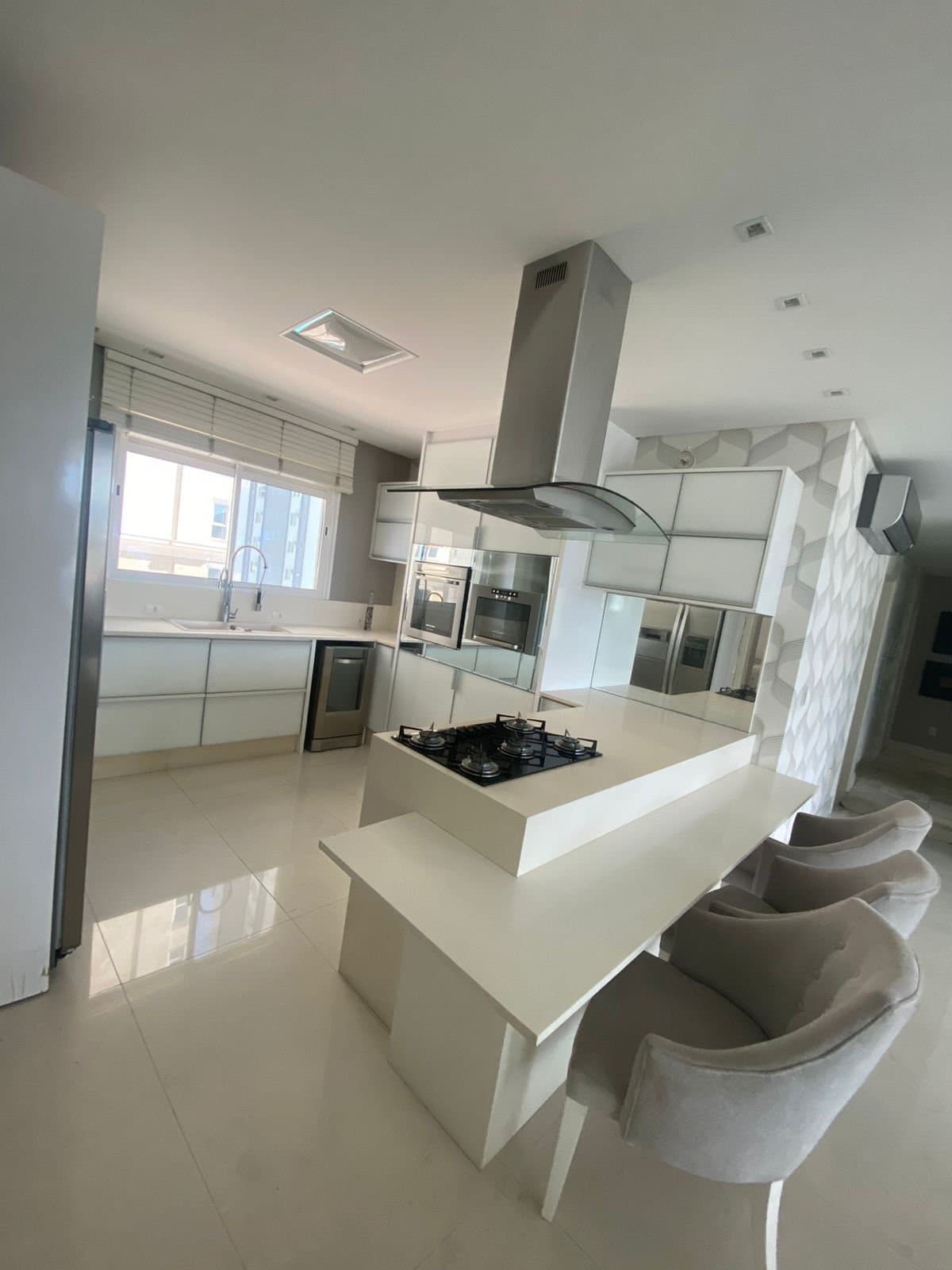 Apartamento de 4 quartos com 4 suítes e 220 m² em Bal. Camboriú