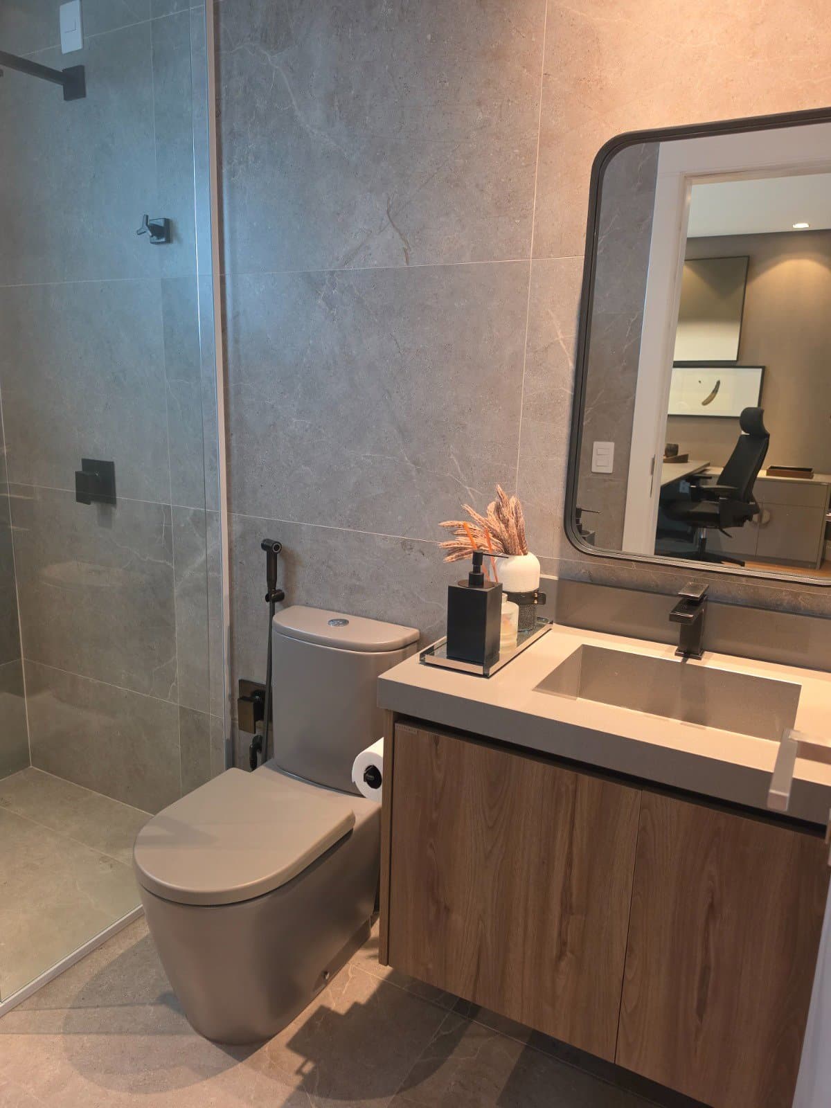 Apartamento de 3 quartos com 3 suítes e 259 m² em Bal. Camboriú