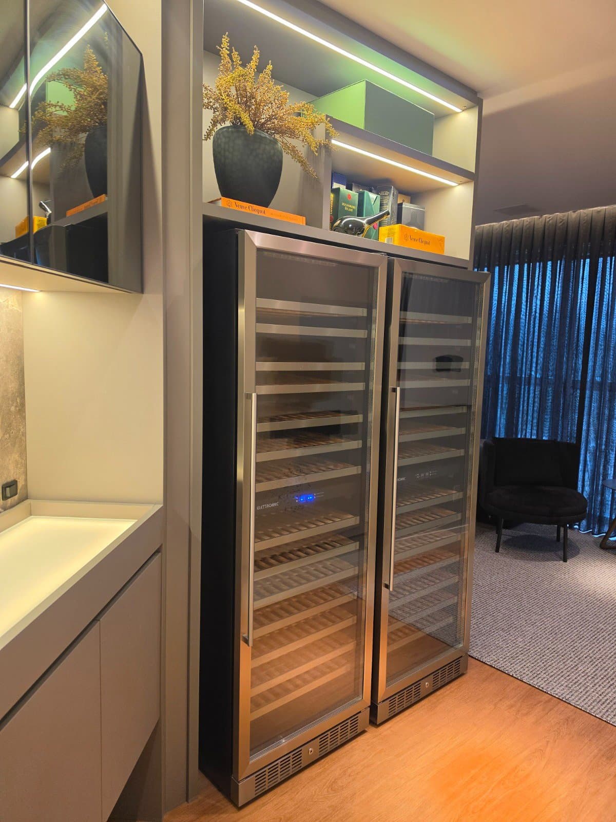Apartamento de 3 quartos com 3 suítes e 259 m² em Bal. Camboriú