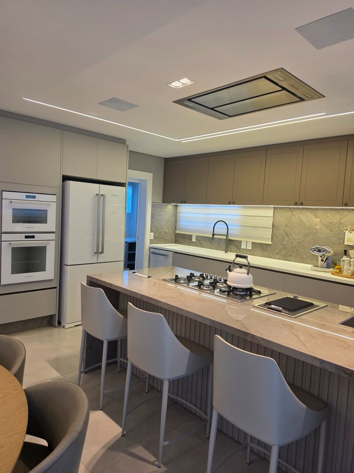 Apartamento de 3 quartos com 3 suítes e 259 m² em Bal. Camboriú