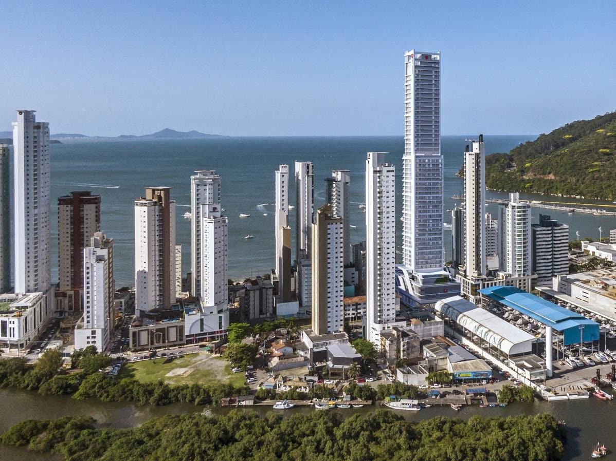 Apartamento de 4 quartos com 4 suítes e 260 m² em Bal. Camboriú