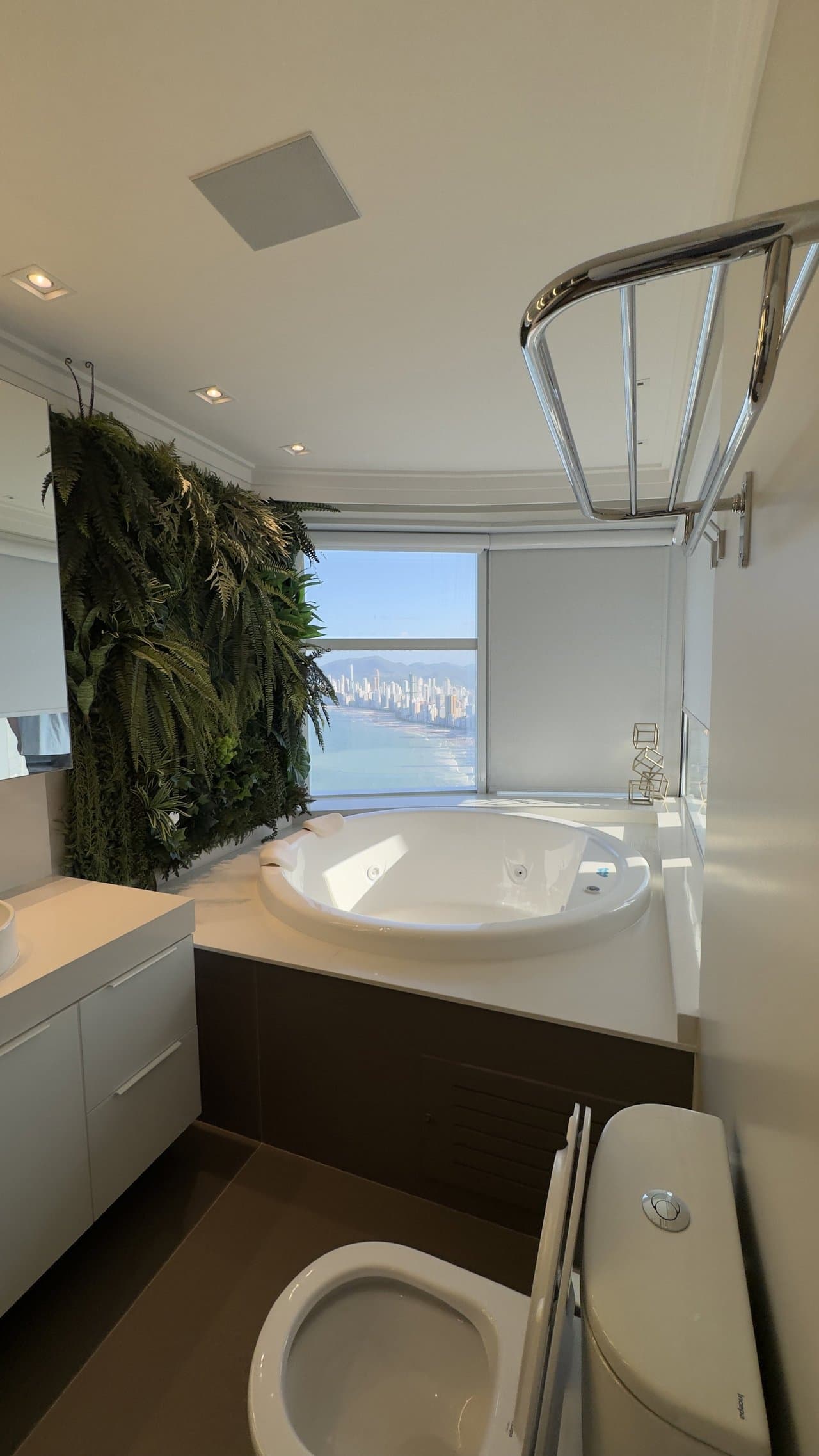Apartamento de 3 quartos com 3 suítes e 164 m² em Bal. Camboriú