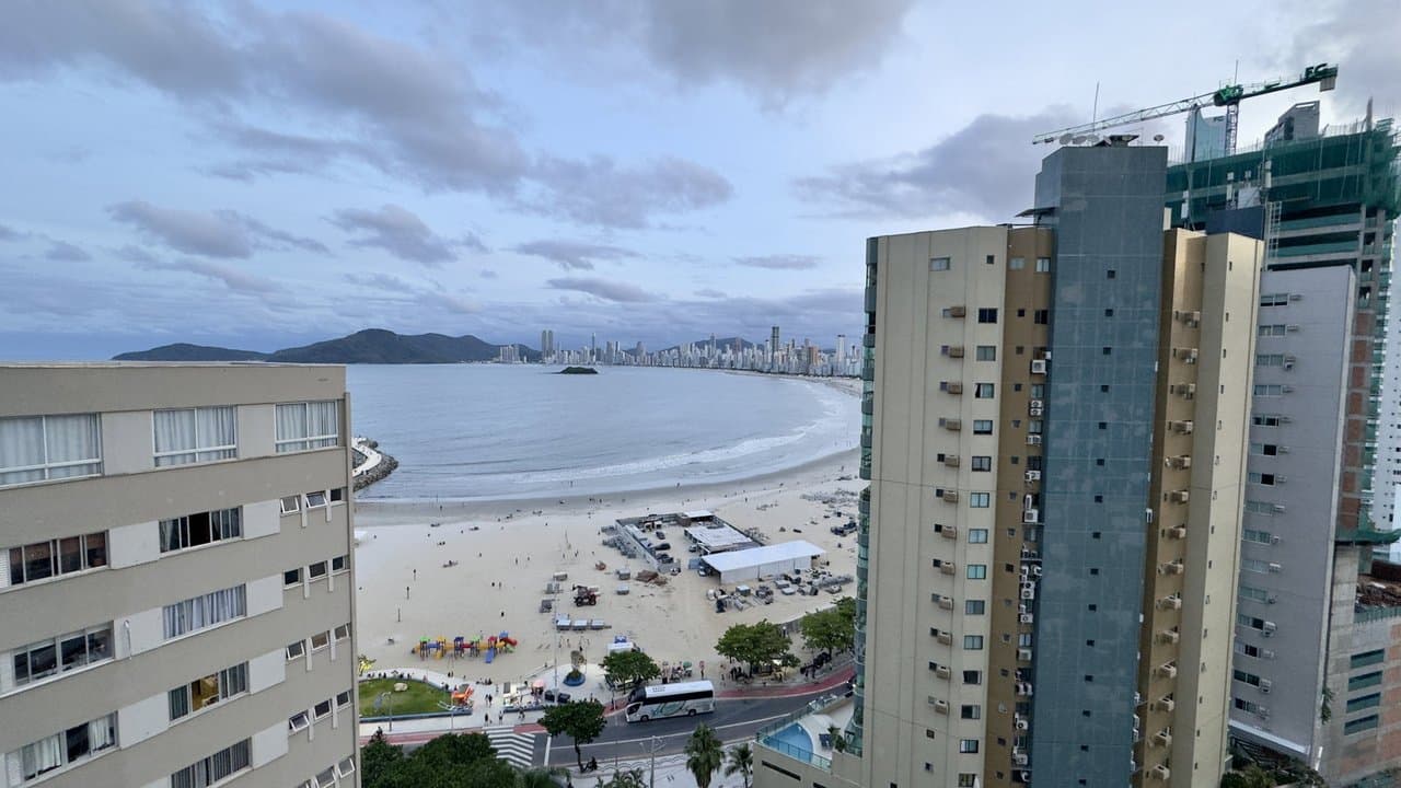 Apartamento de 3 quartos com 3 suítes e 182 m² em Bal. Camboriú