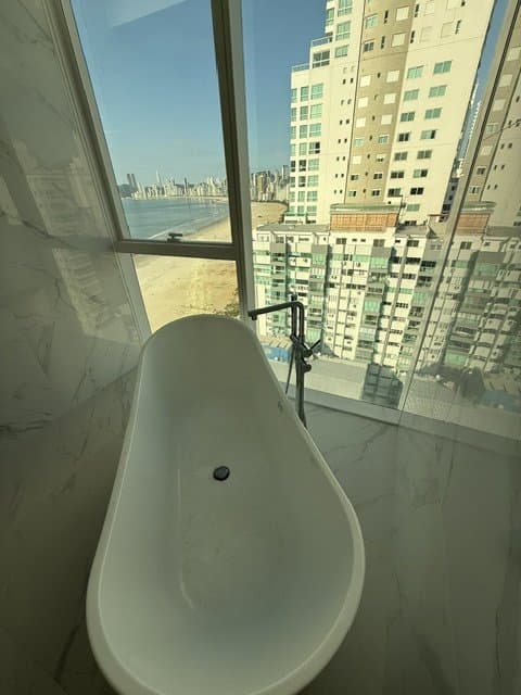 Apartamento de 4 quartos com 4 suítes e 184 m² em Bal. Camboriú