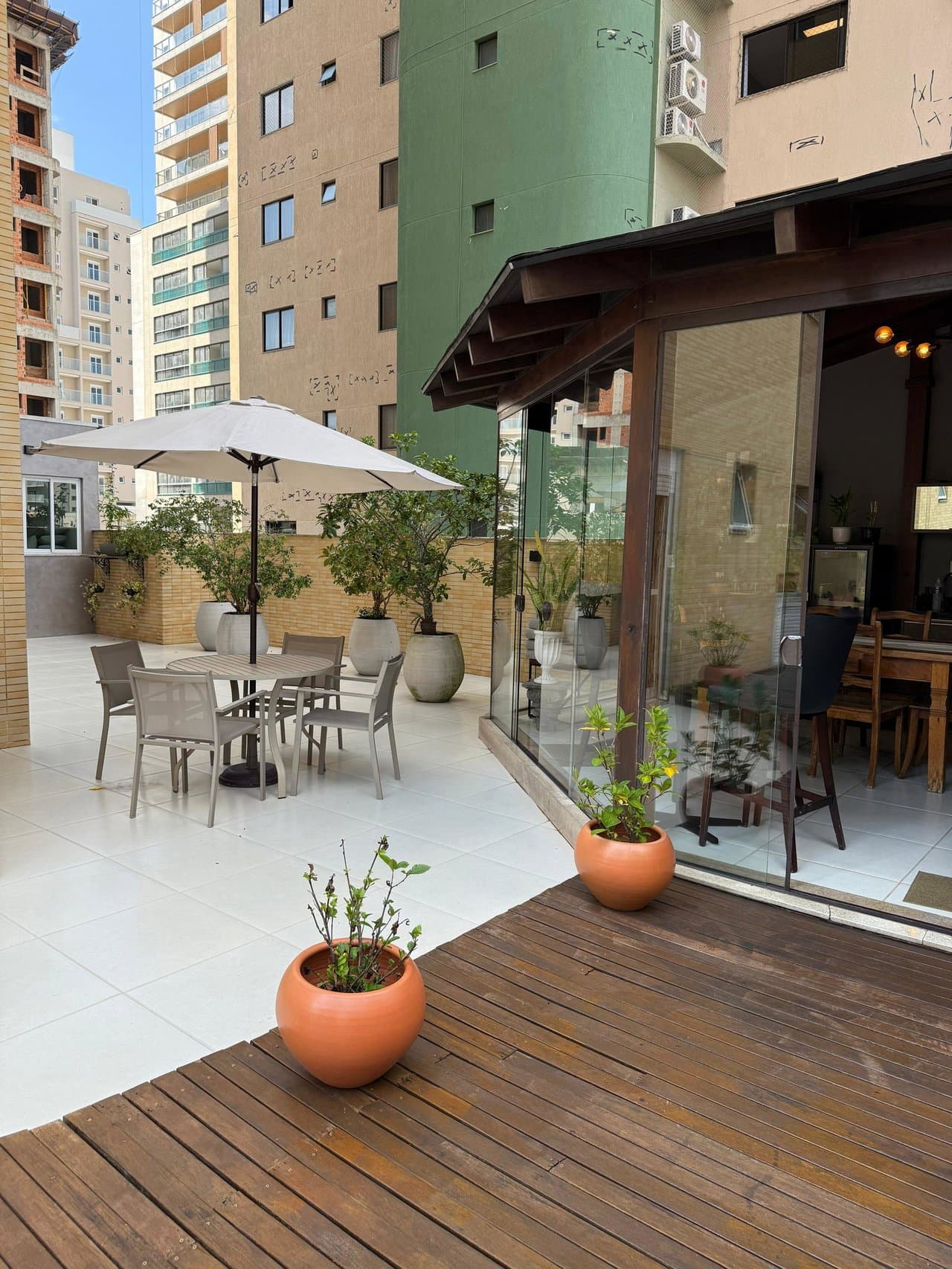 Apartamento de 3 quartos com 3 suítes e 380 m² em Bal. Camboriú
