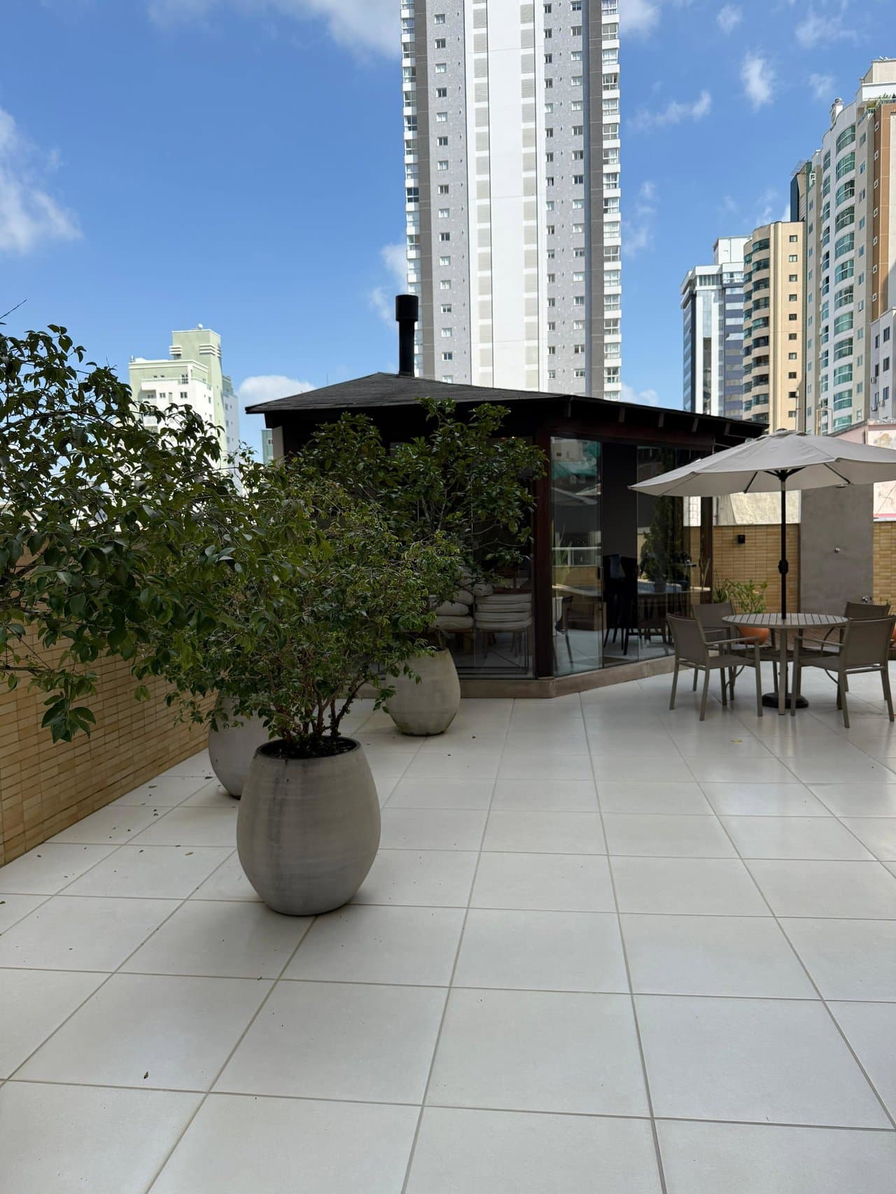 Apartamento de 3 quartos com 3 suítes e 380 m² em Bal. Camboriú