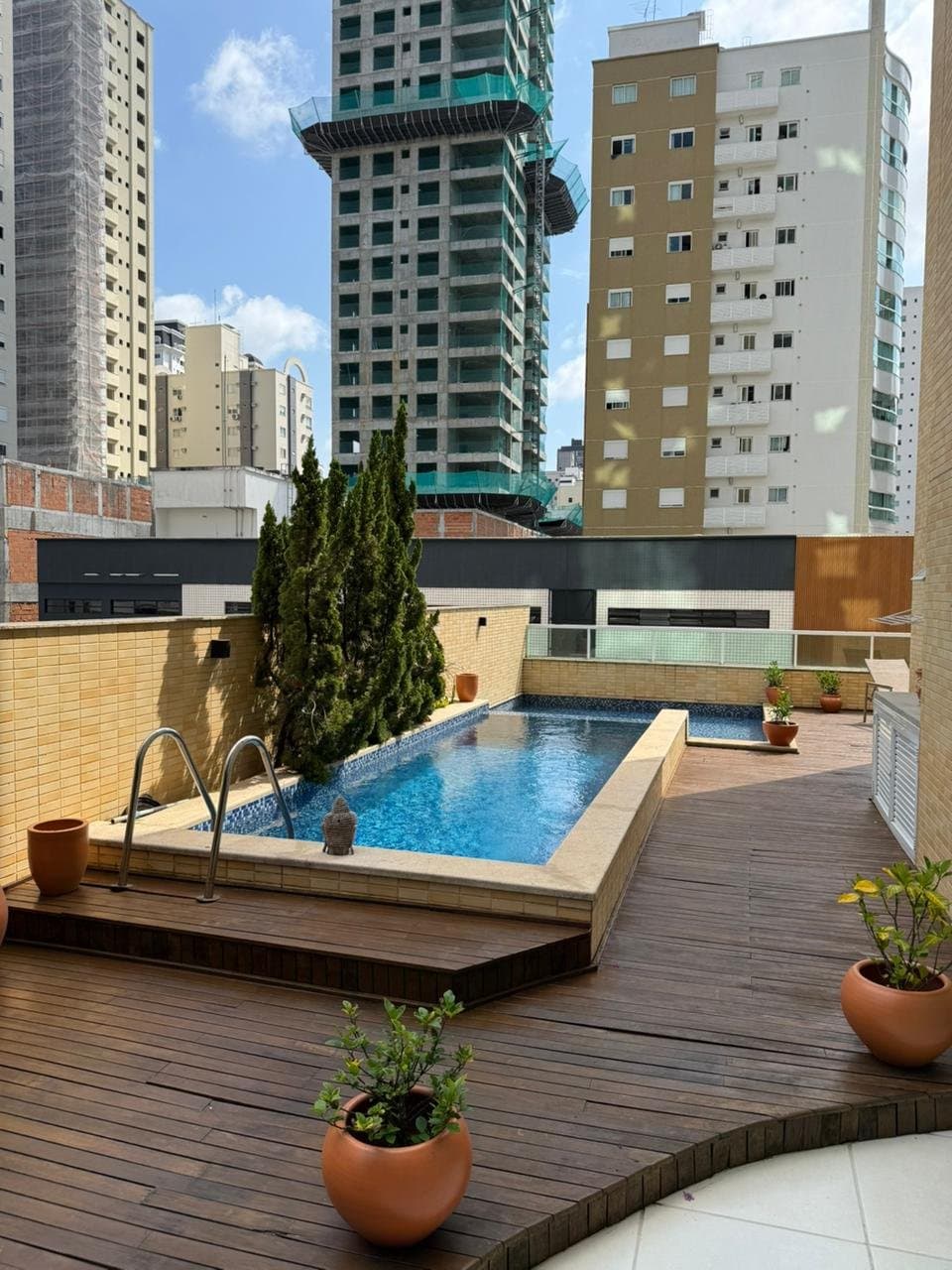 Apartamento de 3 quartos com 3 suítes e 380 m² em Bal. Camboriú