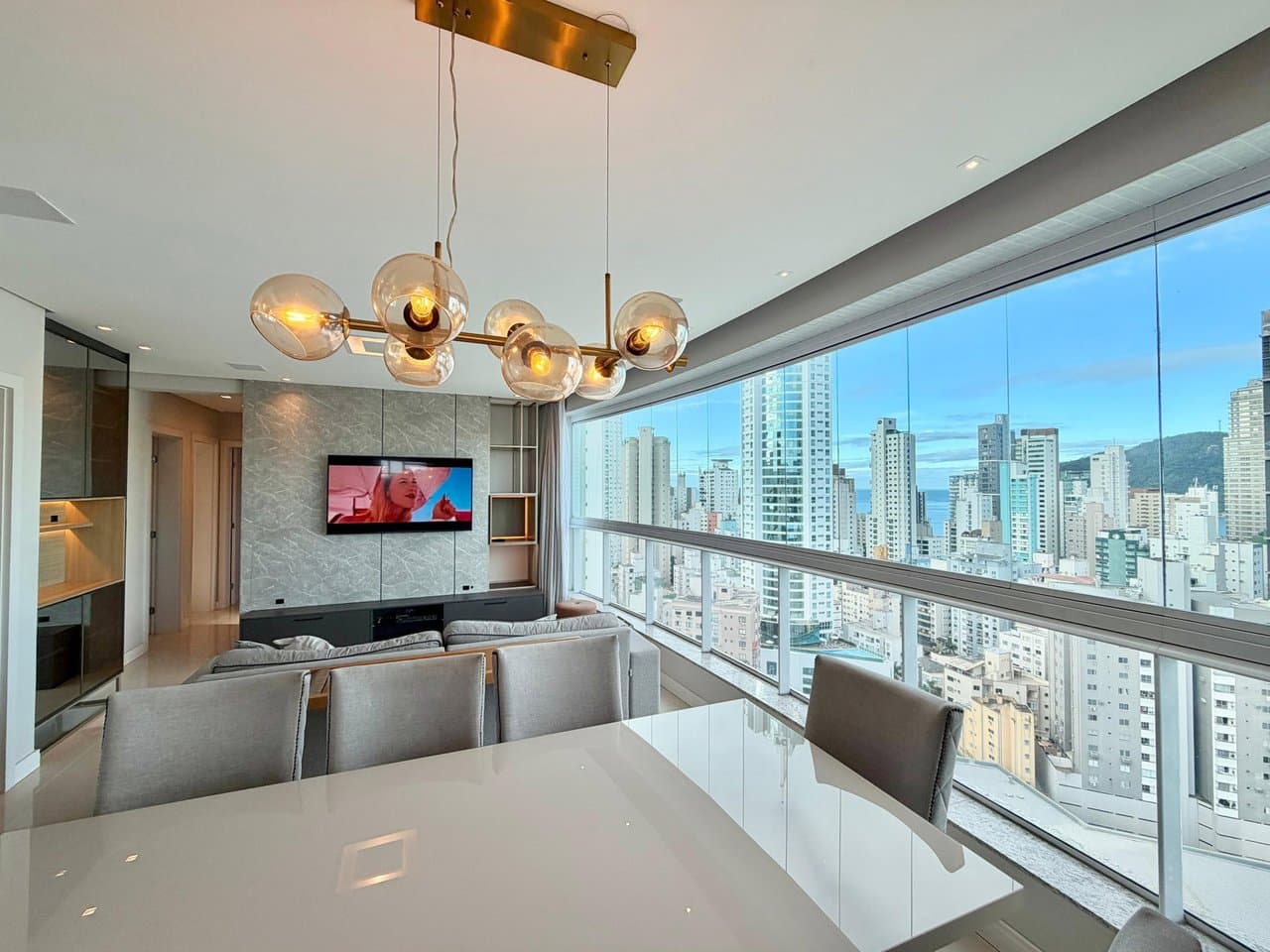 Apartamento de 3 quartos com 3 suítes e 105 m² em Bal. Camboriú