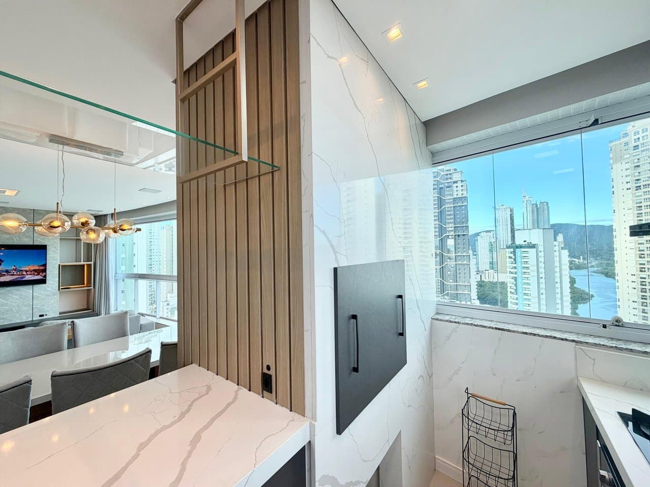 Apartamento de 3 quartos com 3 suítes e 105 m² em Bal. Camboriú