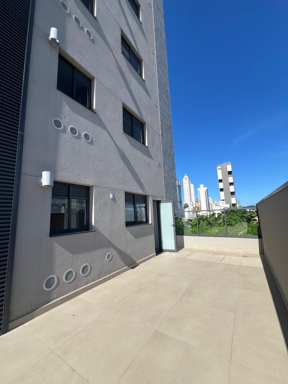 Apartamento de 3 quartos com 3 suítes e 105 m² em Bal. Camboriú