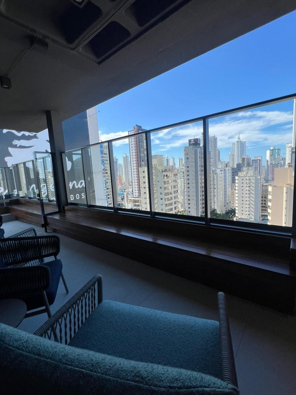 Apartamento de 3 quartos com 3 suítes e 105 m² em Bal. Camboriú