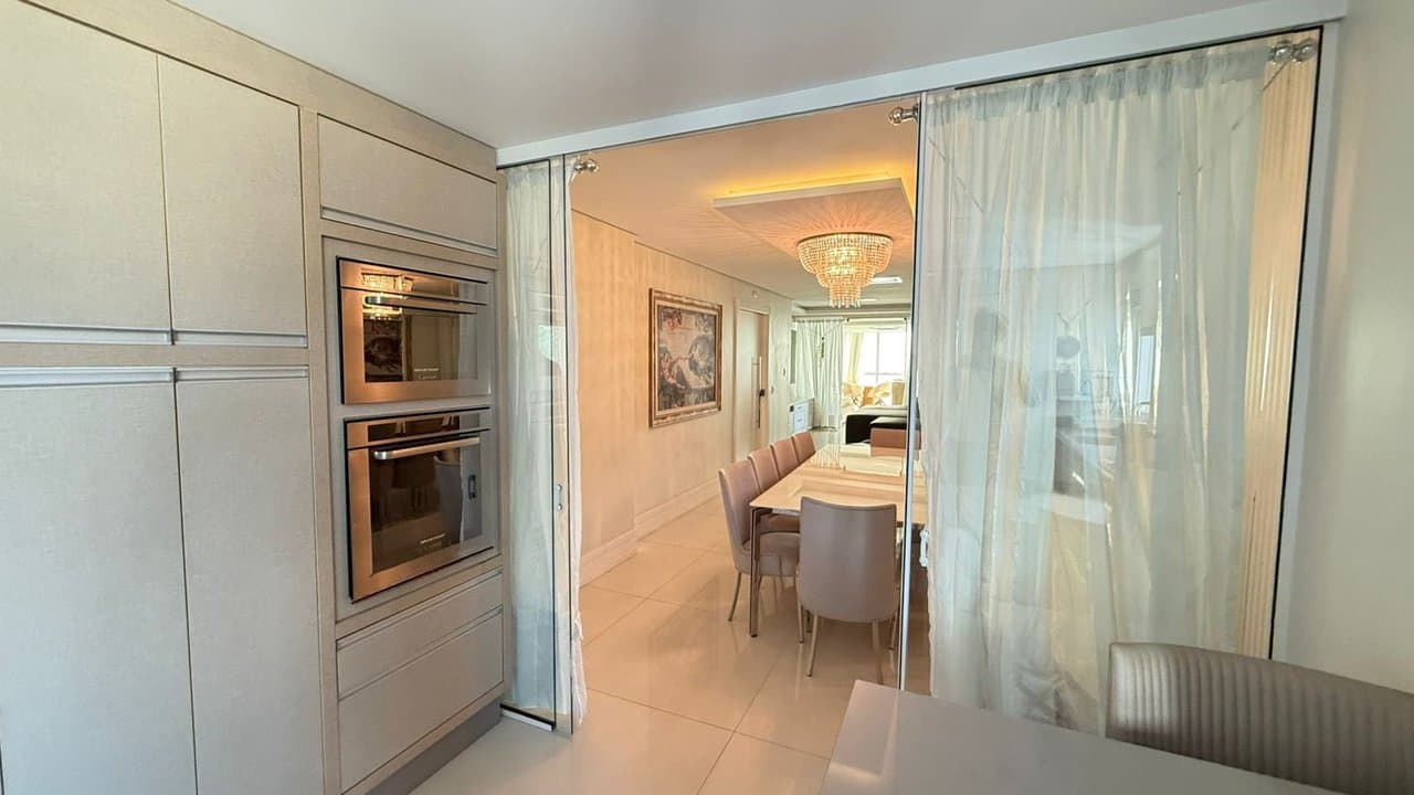 Apartamento de 4 quartos com 3 suítes e 198 m² em Bal. Camboriú