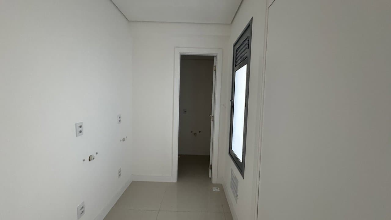 Apartamento de 4 quartos com 4 suítes e 165 m² em Bal. Camboriú