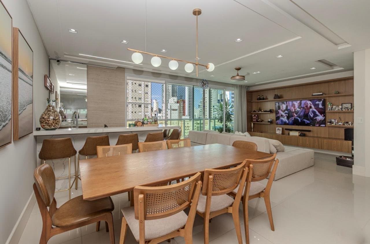Apartamento de 4 quartos com 4 suítes e 159 m² em Bal. Camboriú