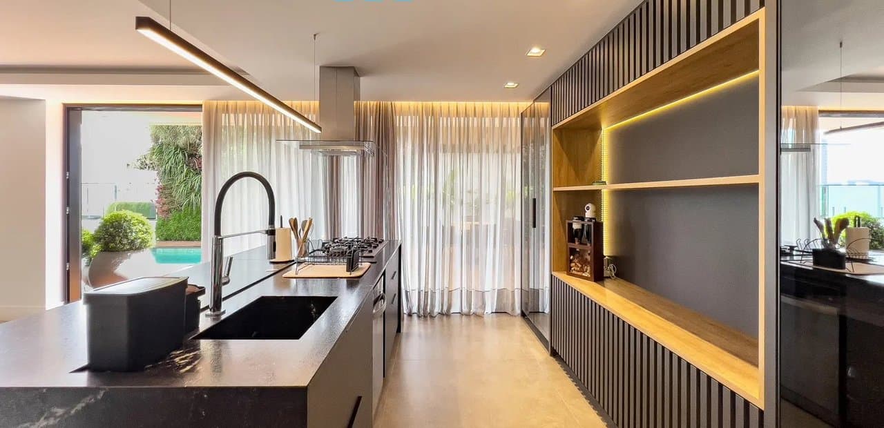 Casa de 4 quartos com 4 suítes e 408 m² em Bal. Camboriú