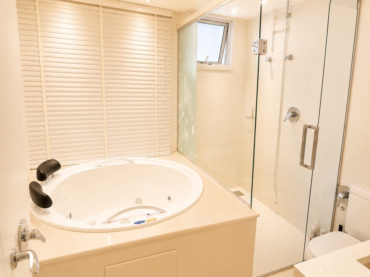 Apartamento de 3 quartos com 3 suítes e 182 m² em Bal. Camboriú