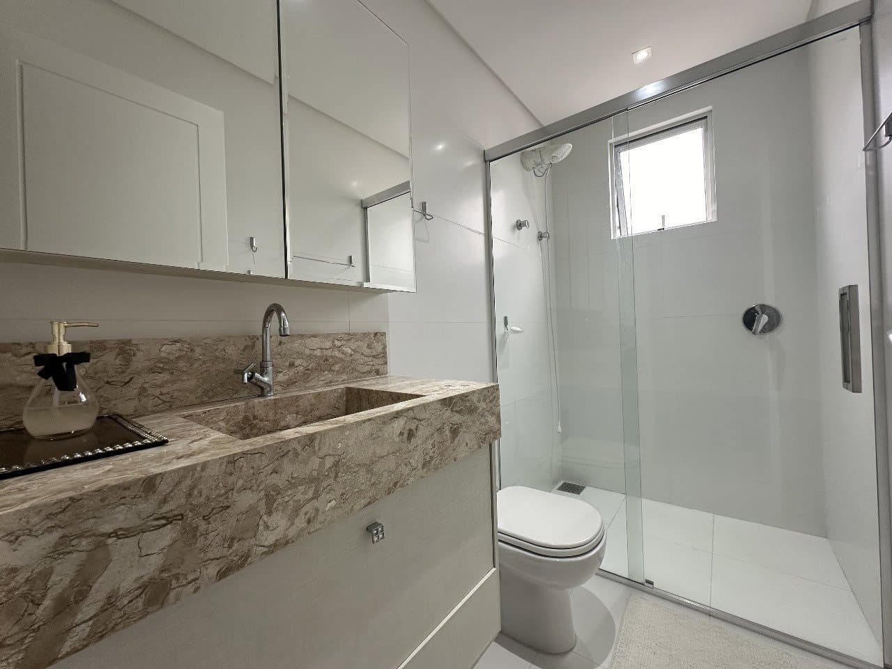 Apartamento de 3 quartos com 3 suítes e 182 m² em Bal. Camboriú
