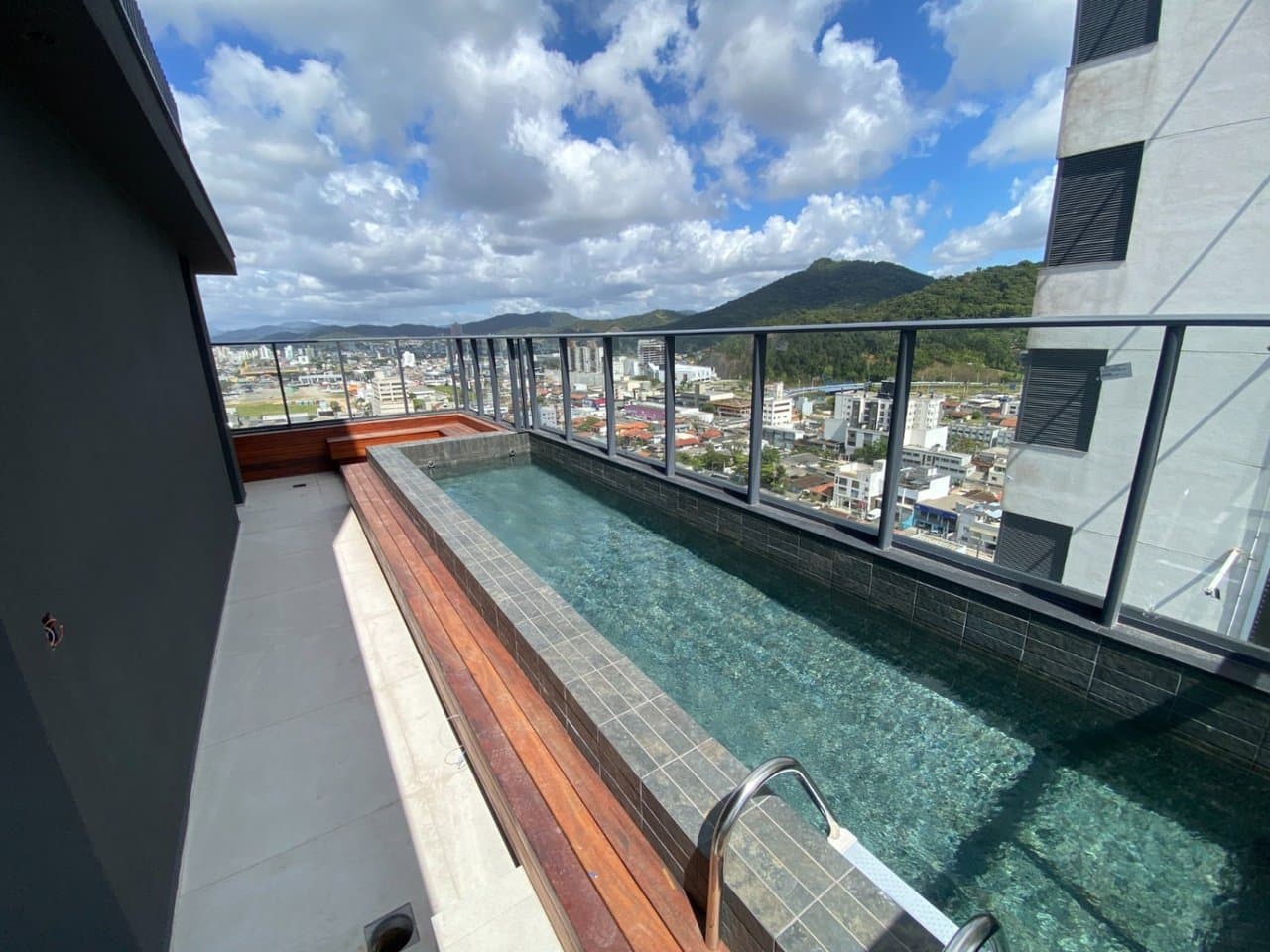 Apartamento de 3 quartos com 3 suítes e 110 m² em Bal. Camboriú