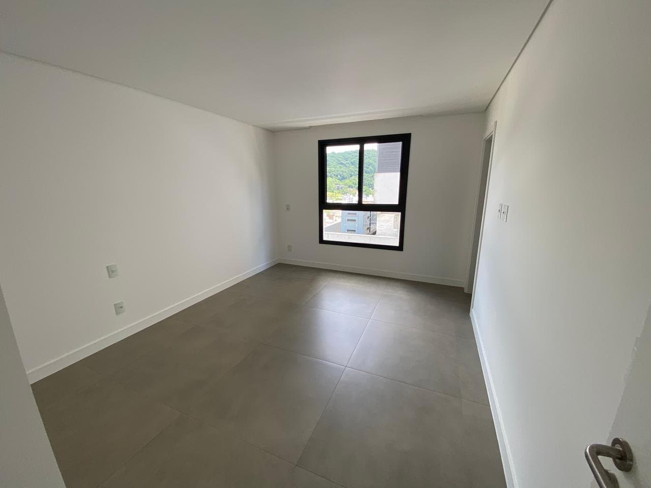 Apartamento de 3 quartos com 3 suítes e 110 m² em Bal. Camboriú