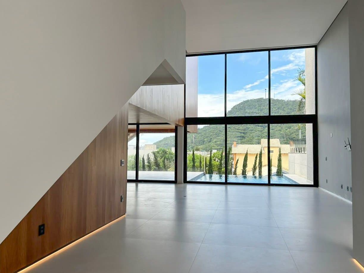 Casa de 4 quartos com 4 suítes e 720 m² em Bal. Camboriú