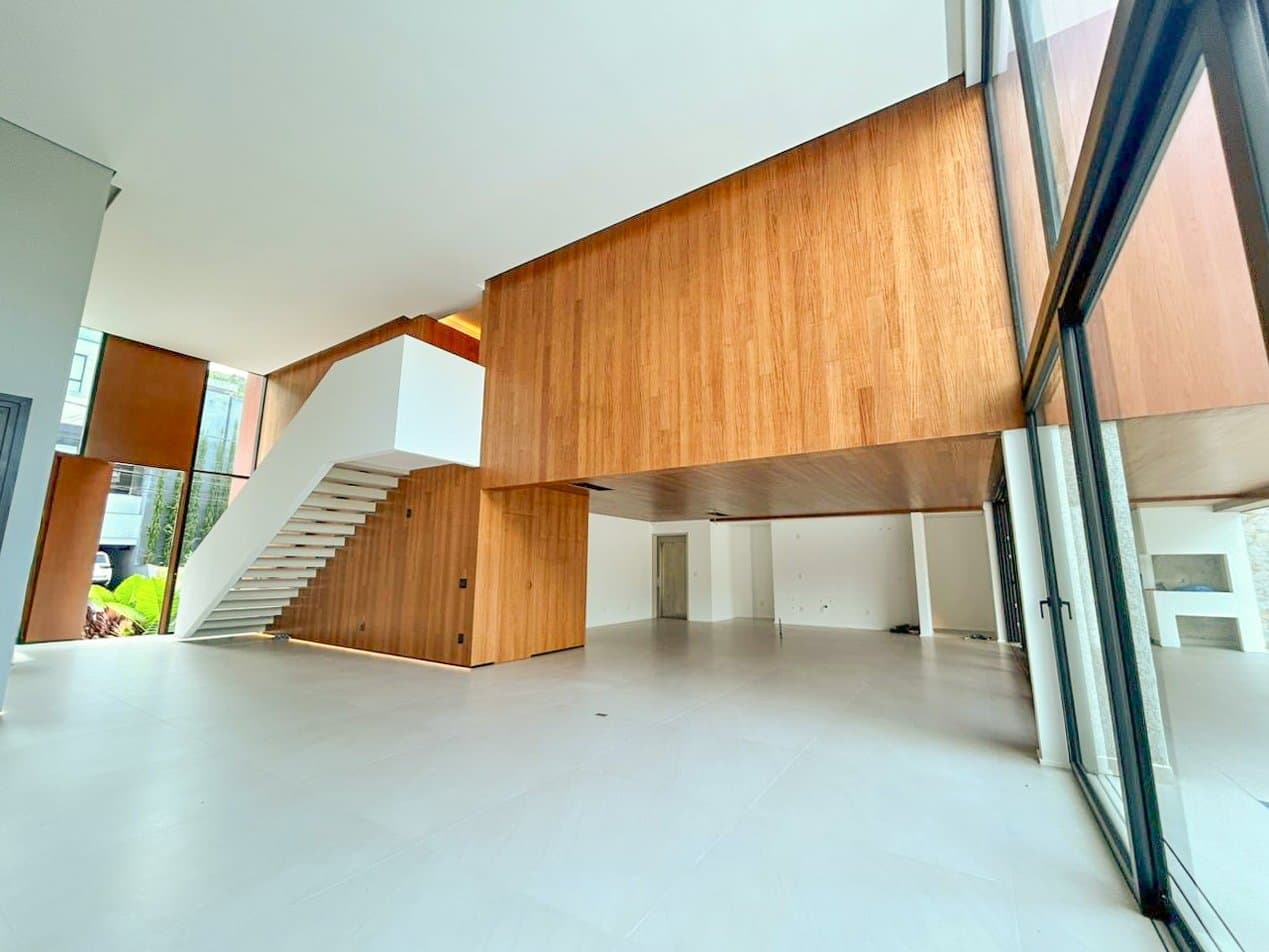 Casa de 4 quartos com 4 suítes e 720 m² em Bal. Camboriú