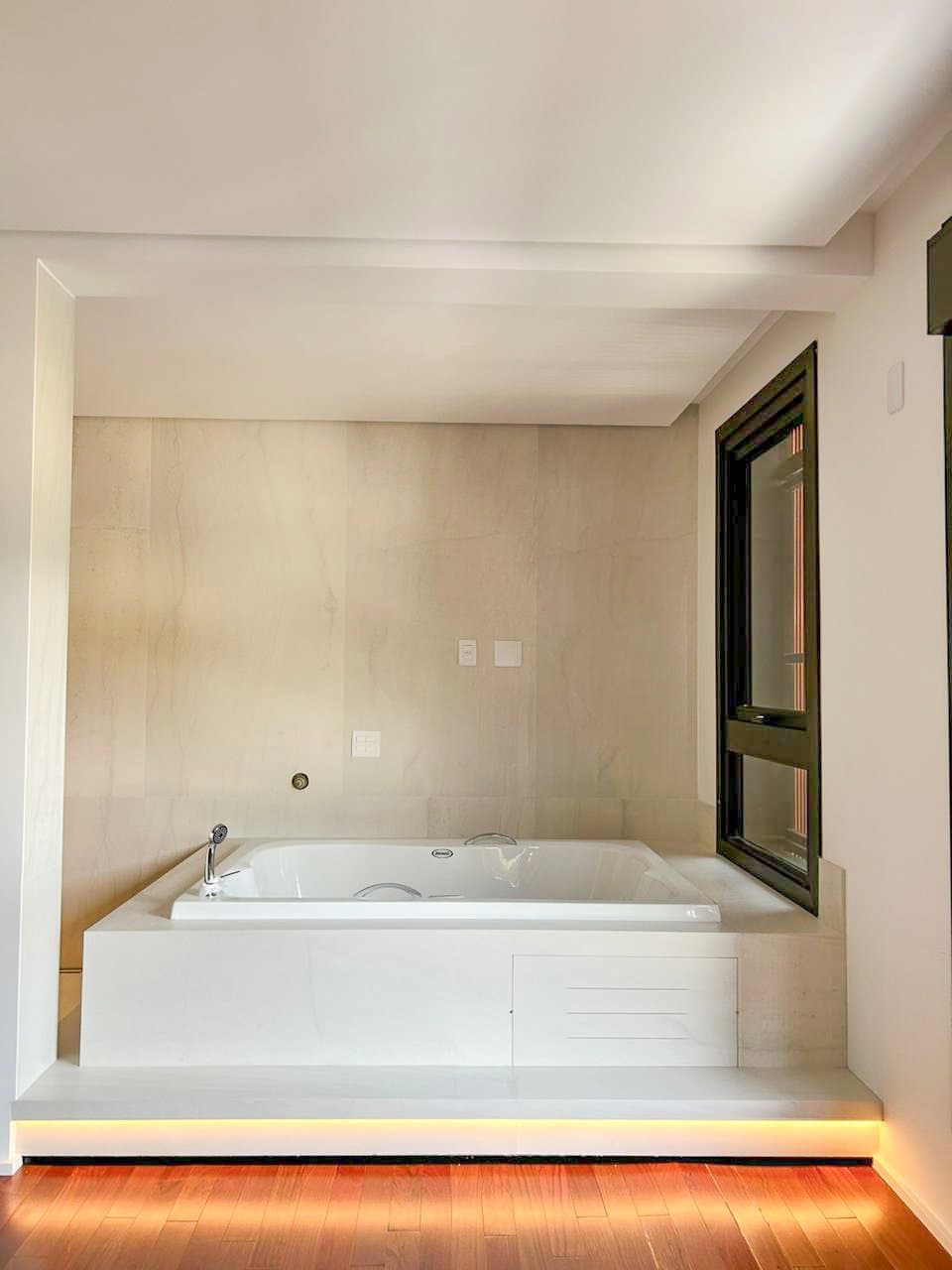 Casa de 4 quartos com 4 suítes e 720 m² em Bal. Camboriú