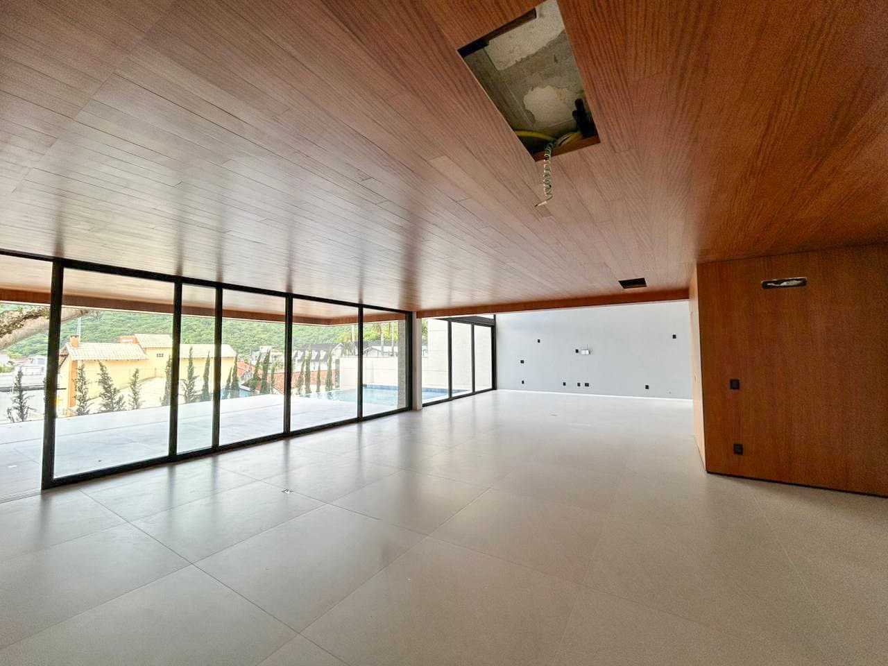 Casa de 4 quartos com 4 suítes e 720 m² em Bal. Camboriú