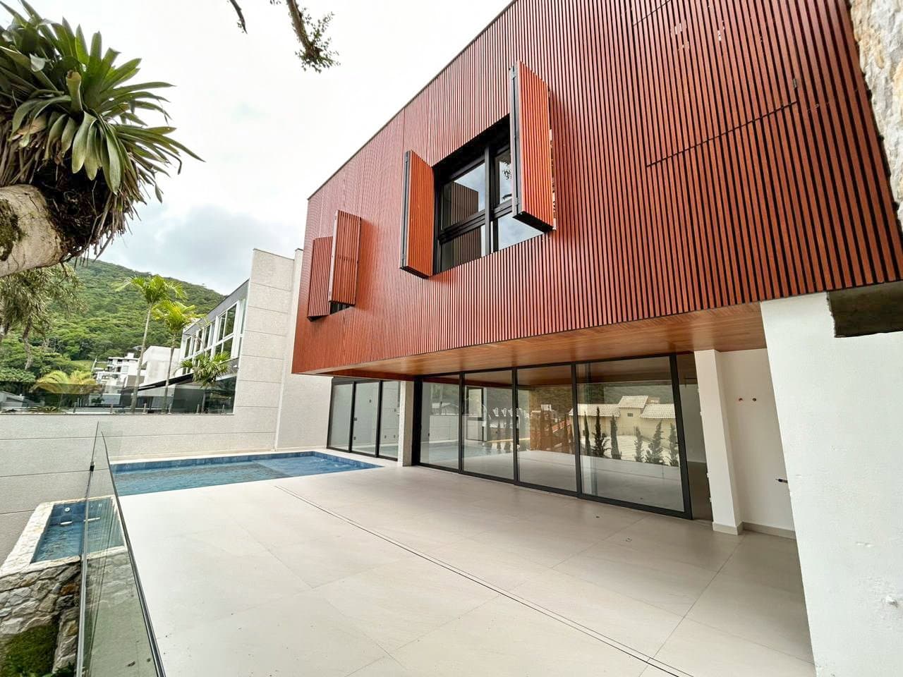 Casa de 4 quartos com 4 suítes e 720 m² em Bal. Camboriú