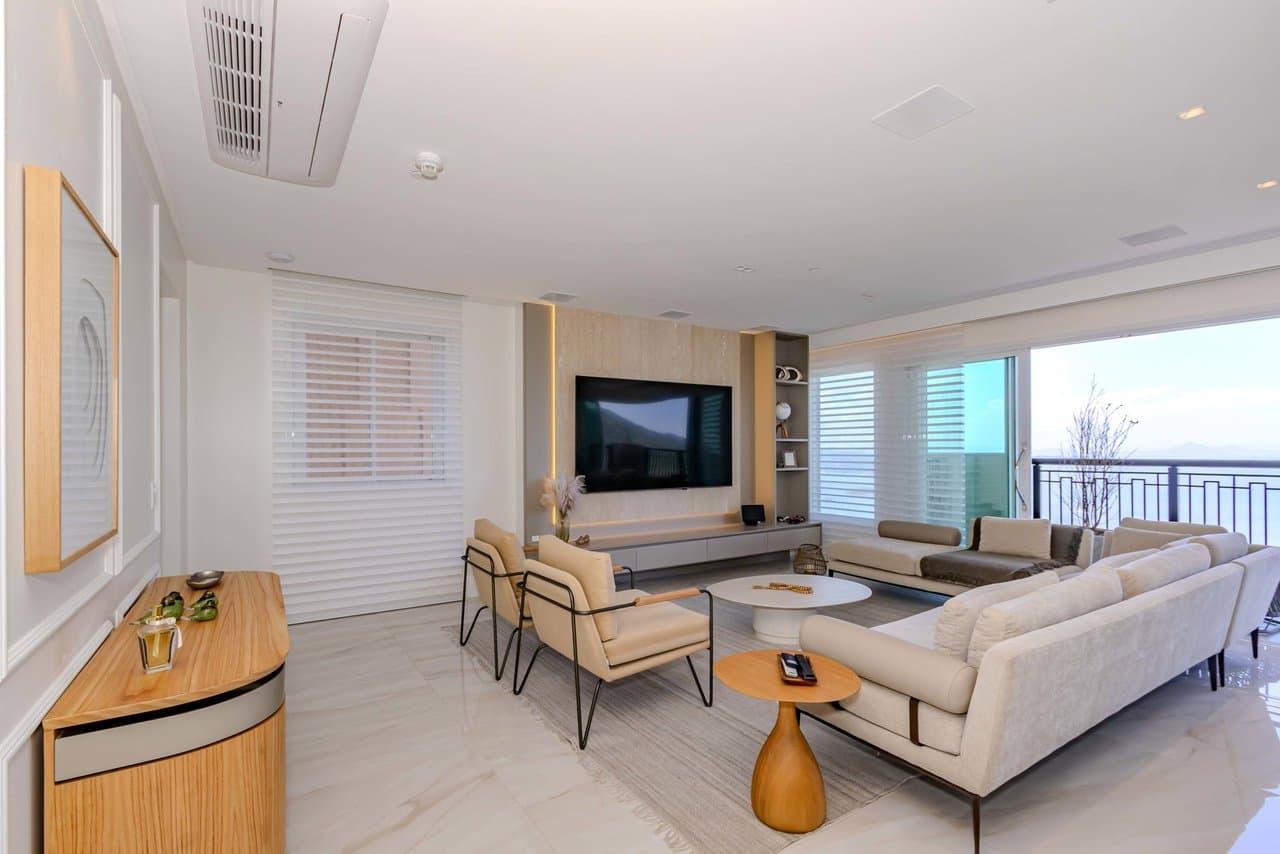 Apartamento de 5 quartos com 5 suítes e 230 m² em Bal. Camboriú