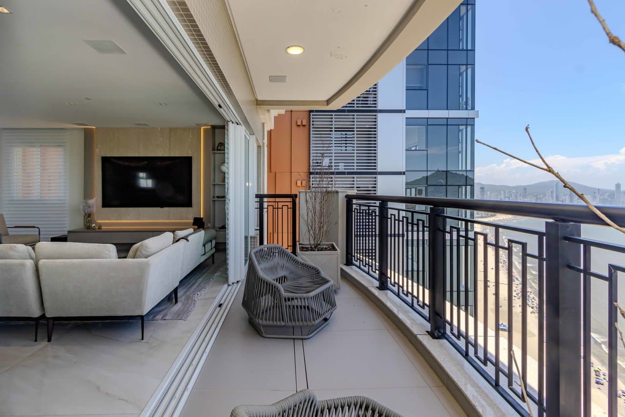 Apartamento de 5 quartos com 5 suítes e 230 m² em Bal. Camboriú