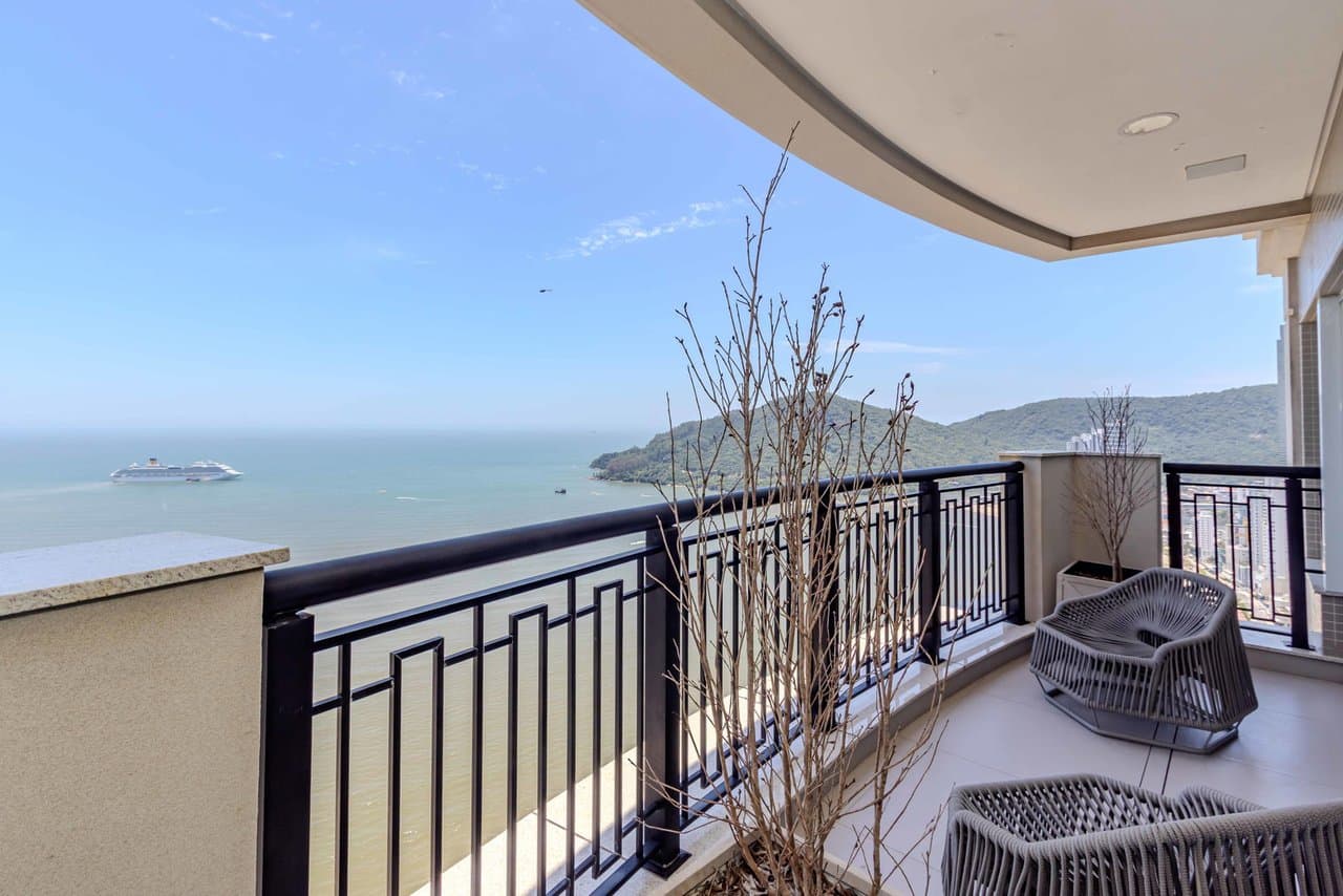 Apartamento de 5 quartos com 5 suítes e 230 m² em Bal. Camboriú