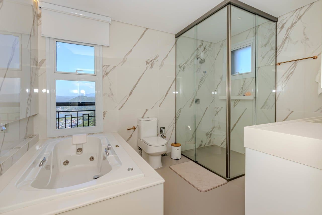 Apartamento de 5 quartos com 5 suítes e 230 m² em Bal. Camboriú