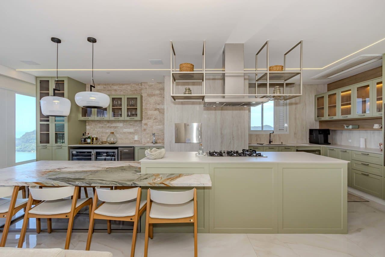 Apartamento de 5 quartos com 5 suítes e 230 m² em Bal. Camboriú