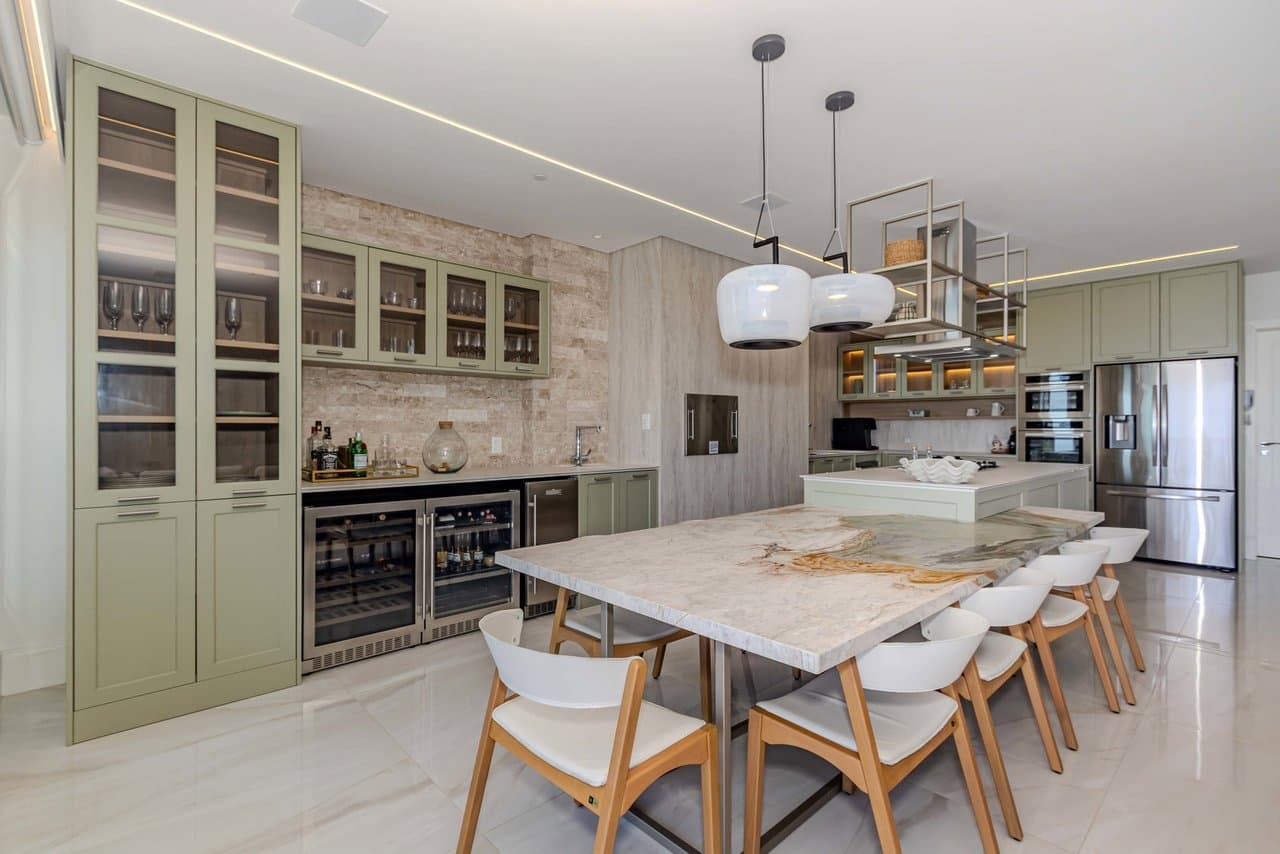 Apartamento de 5 quartos com 5 suítes e 230 m² em Bal. Camboriú