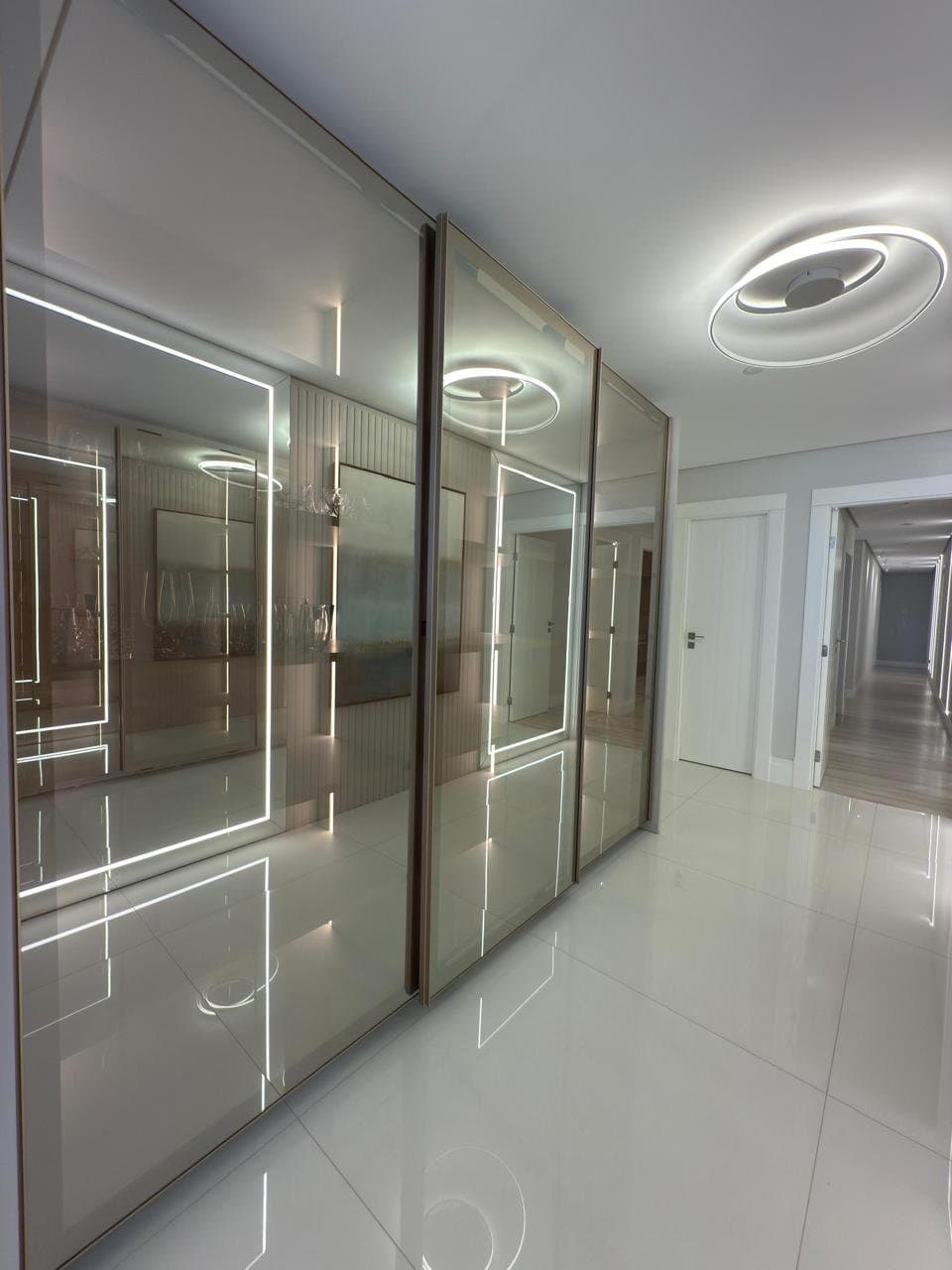 Apartamento de 6 quartos com 5 suítes e 346 m² em Bal. Camboriú
